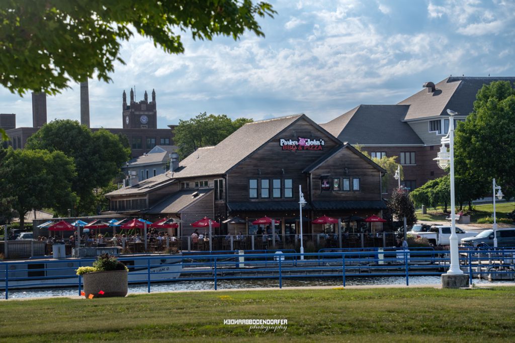 Parker-John's-BBQ-&-Pizza-Outside-Dinning